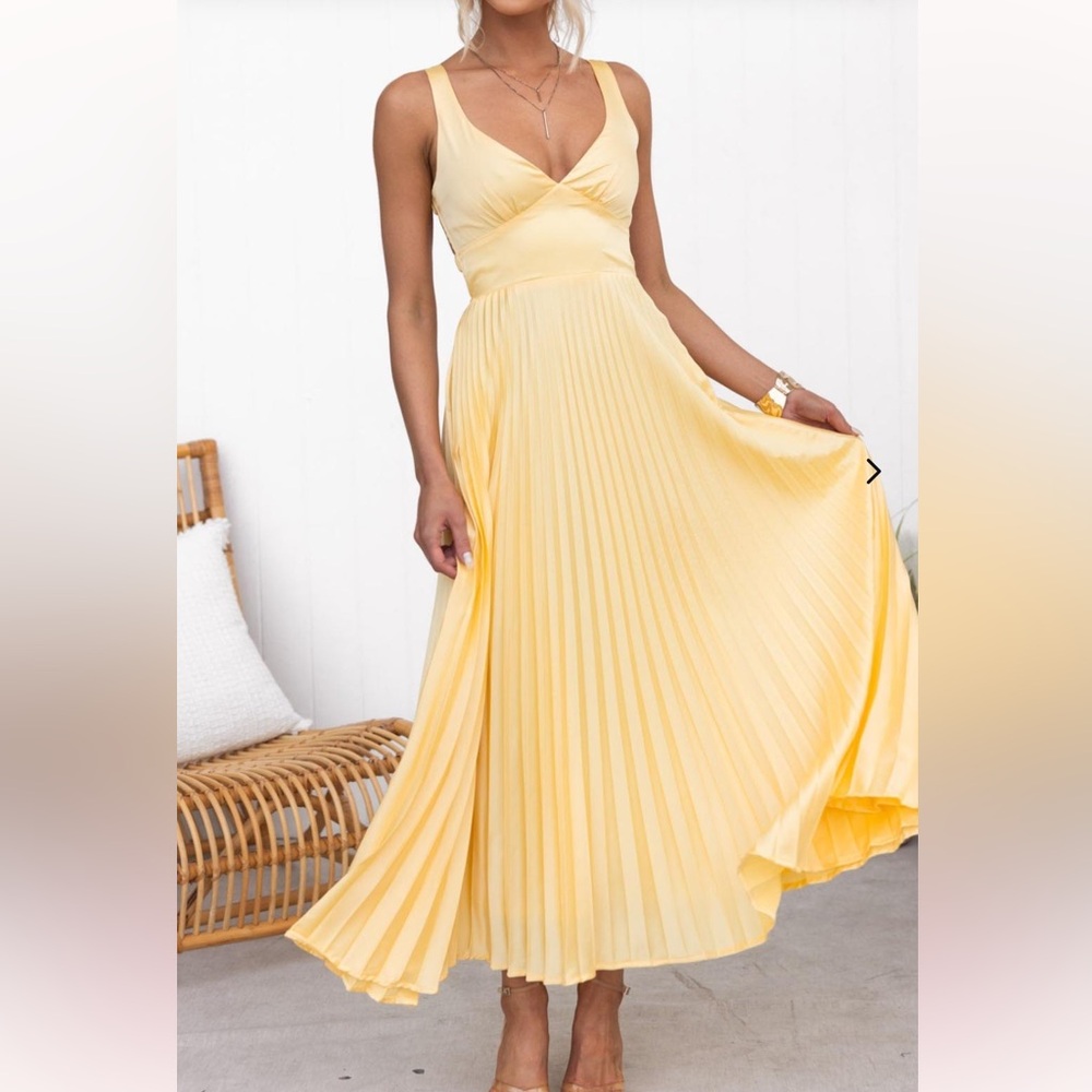 Elegant Yellow Pleated Maxi Dress